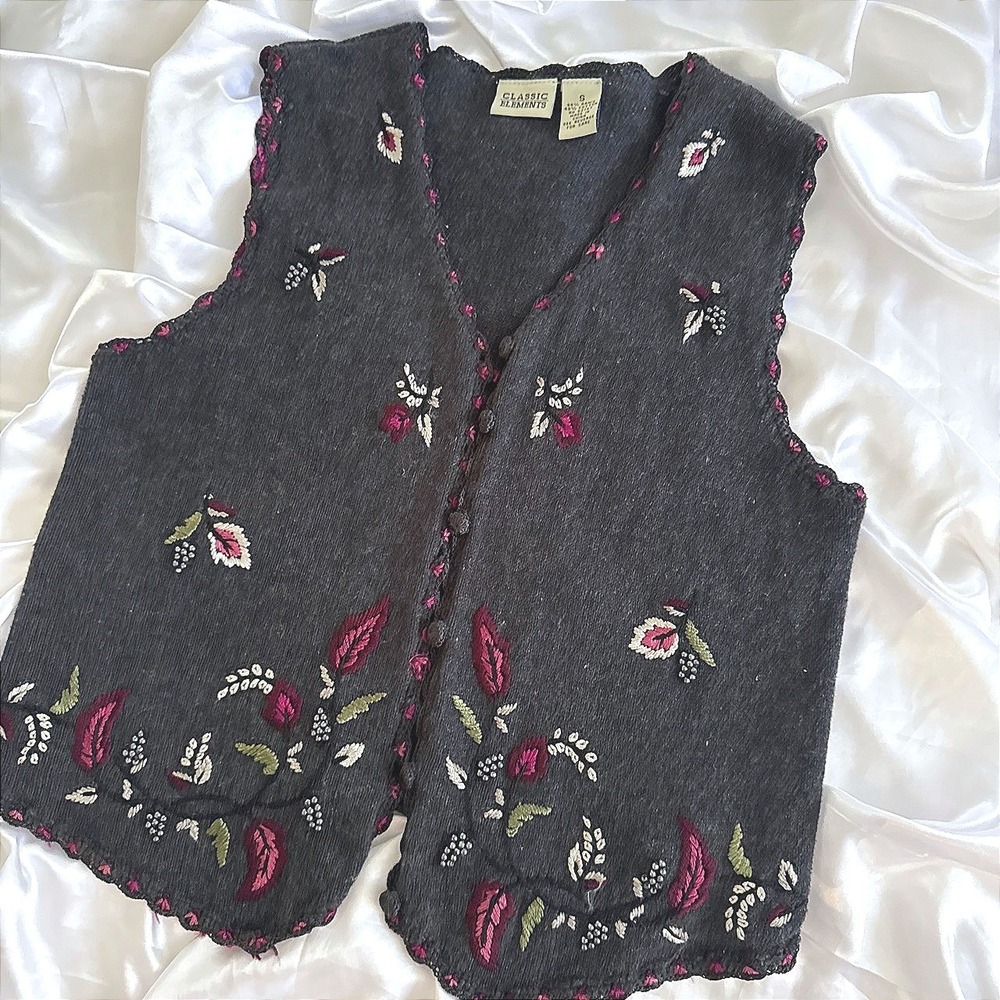 Classic Elements Gray Embroidered Floral Knit Sweater Vest Beaded Scalloped S